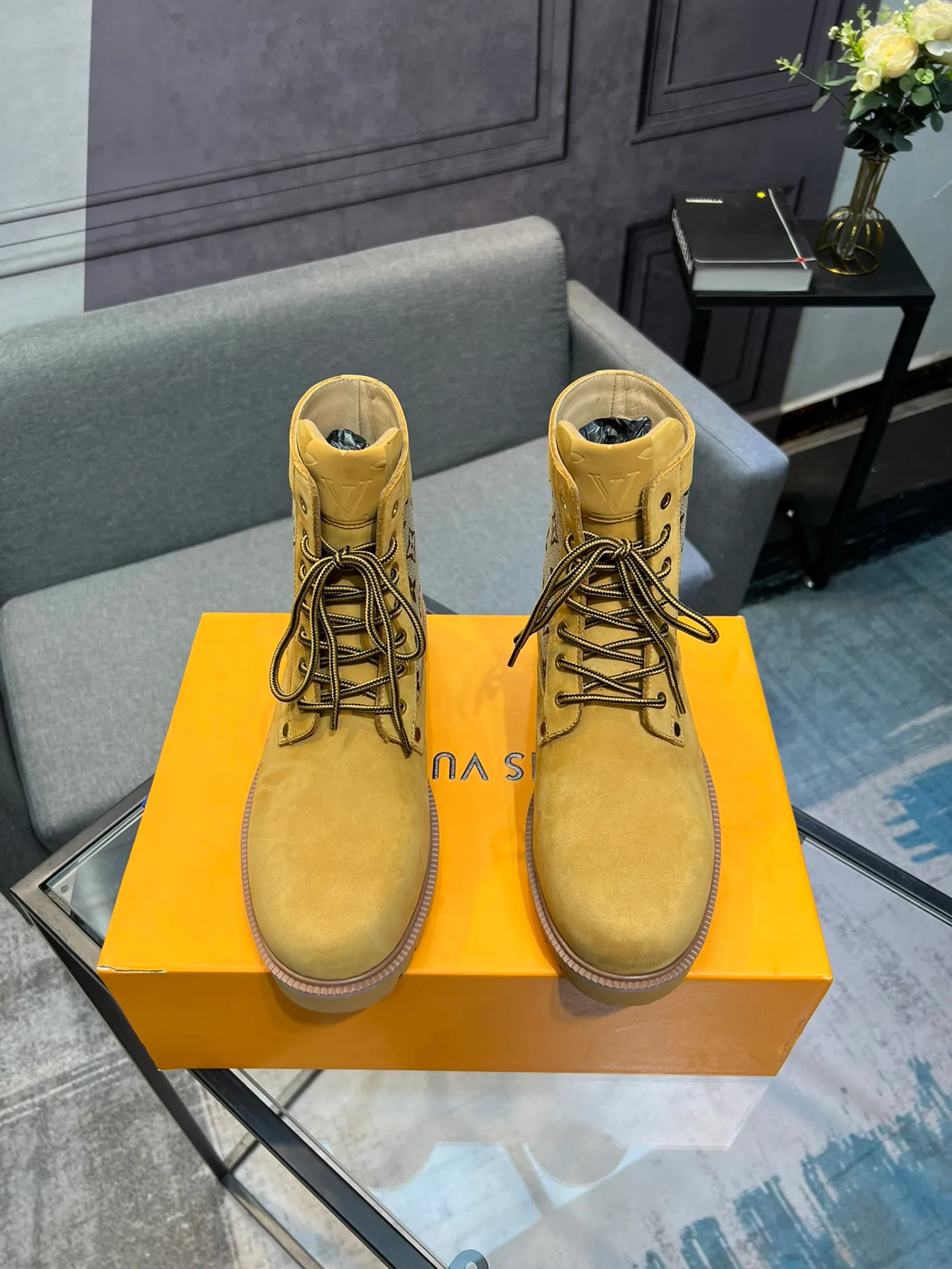 Men's shoes 💰920 L Home - the latest LV men's business casual boots, luxury and nobility are a must. They are all made of imported original first-layer cowhide, just to create a more comfortable wearing experience. ➕Top imported water-dyed full cow lining, original high wear-resistant outsole! 👏👏 Size: Male 39-44; (38 45 46 customized)